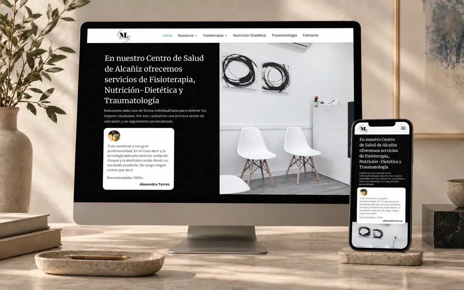 Web de ML Centro de Salud presentada en un mockup de ordenador y móvil