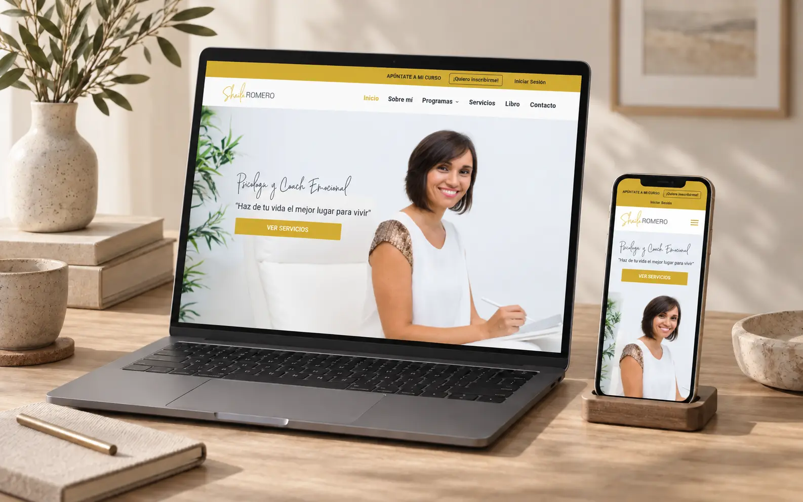 Web de Shaila Romero presentada en un mockup de ordenador y móvil