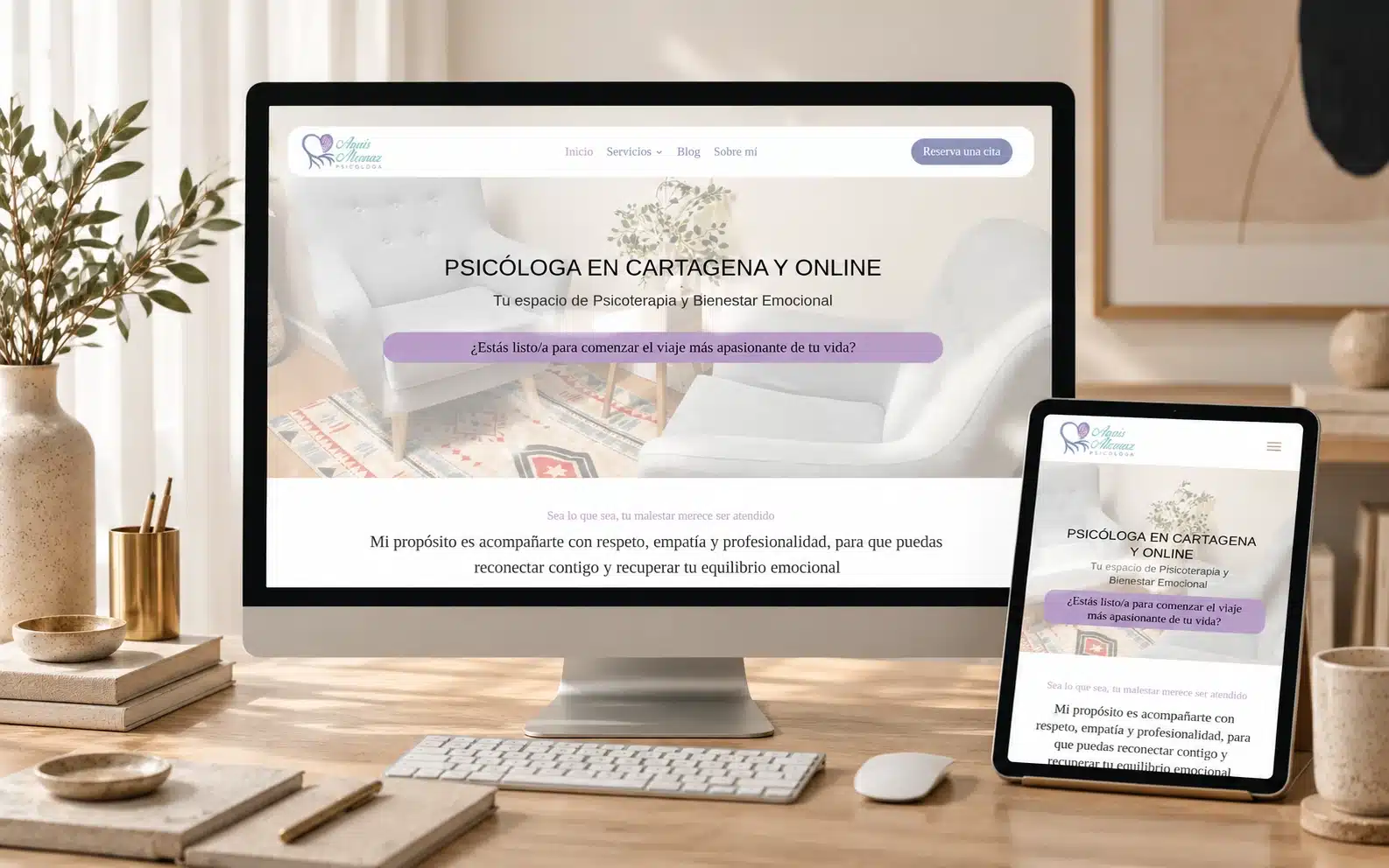 Web de Anais Alcaraz presentada en un ordenador y una tableta sobre un escritorio